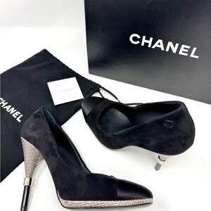 CHANEL Black Suede Pointed-Toe Pumps with Textured Metallic Heel and Trim